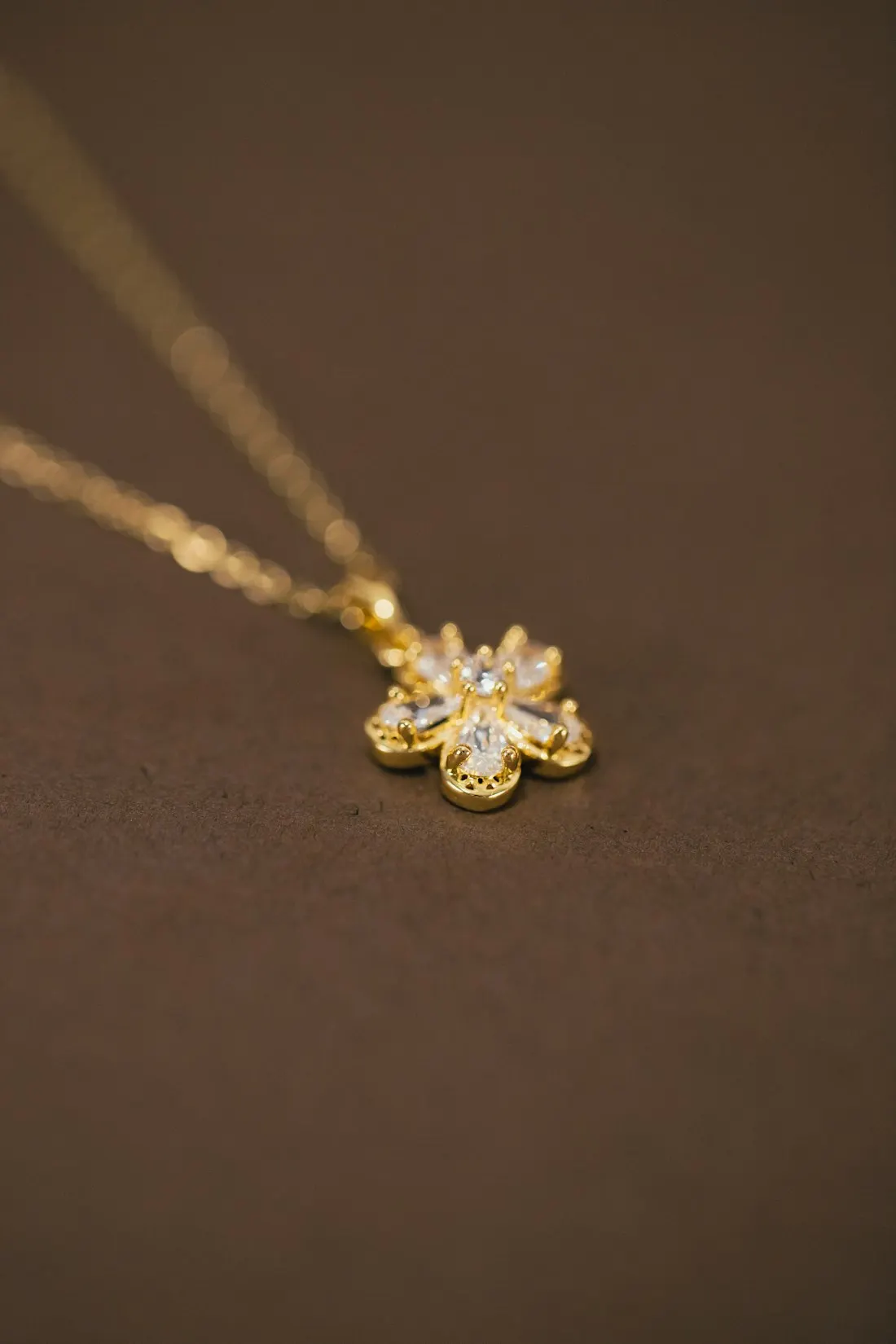 Colgante flor dorado